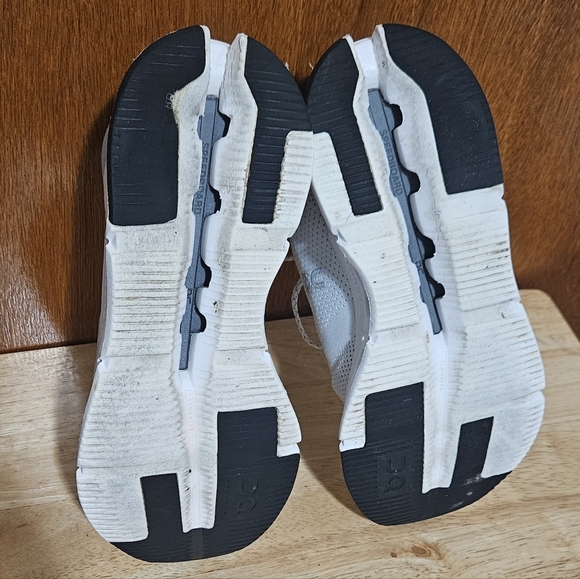 On Running Women's Black and White Sneakers Size 8.5 - Picture 9 of 16